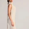 Robe longue à col dos nu et détails en écharpe en maille côtelée Dree, couleur crème Robe longue à col dos nu et détails en écharpe en maille côtelée Dree, couleur crème