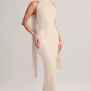 Robe longue à col dos nu et détails en écharpe en maille côtelée Dree, couleur crème Robe longue à col dos nu et détails en écharpe en maille côtelée Dree, couleur crème