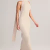 Robe longue à col dos nu et détails en écharpe en maille côtelée Dree, couleur crème Robe longue à col dos nu et détails en écharpe en maille côtelée Dree, couleur crème