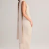 Robe longue à col dos nu et détails en écharpe en maille côtelée Dree, couleur crème Robe longue à col dos nu et détails en écharpe en maille côtelée Dree, couleur crème