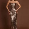 Robe longue à col droit Antea ornée de paillettes noir et or Robe longue à col droit Antea ornée de paillettes noir et or