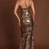 Robe longue à col droit Antea ornée de paillettes noir et or Robe longue à col droit Antea ornée de paillettes noir et or
