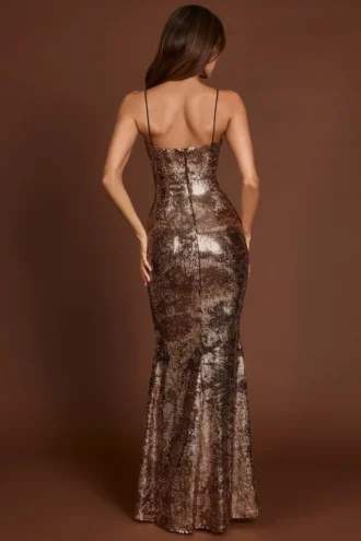 Robe longue à col droit Antea ornée de paillettes noir et or