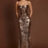 Robe longue à col droit Antea ornée de paillettes noir et or Robe longue à col droit Antea ornée de paillettes noir et or