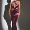 Robe longue à col licou en velours Adriana, couleur vin Robe longue à col licou en velours Adriana, couleur vin
