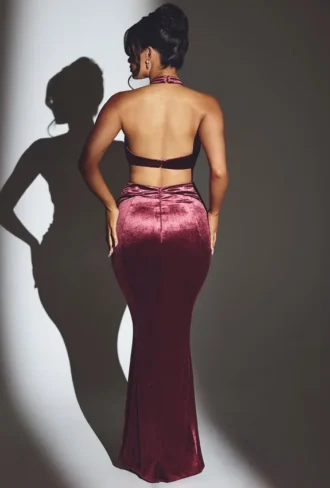 Robe longue à col licou en velours Adriana, couleur vin