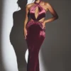 Robe longue à col licou en velours Adriana, couleur vin Robe longue à col licou en velours Adriana, couleur vin
