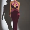 Robe longue à col licou en velours Adriana, couleur vin Robe longue à col licou en velours Adriana, couleur vin