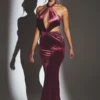 Robe longue à col licou en velours Adriana, couleur vin Robe longue à col licou en velours Adriana, couleur vin