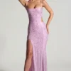Robe longue à découpes et ornements Lucienne, couleur rose pivoine Robe longue à découpes et ornements Lucienne, couleur rose pivoine