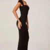 Robe longue Dolcezza à encolure en cœur, couleur noire Robe longue Dolcezza à encolure en cœur, couleur noire