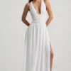 Robe longue à dos croisé et décolleté plongeant Pryana, en blanc Robe longue à dos croisé et décolleté plongeant Pryana, en blanc
