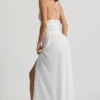 Robe longue à dos croisé et décolleté plongeant Pryana, en blanc Robe longue à dos croisé et décolleté plongeant Pryana, en blanc