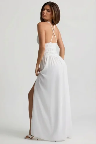Robe longue à dos croisé et décolleté plongeant Pryana, en blanc