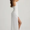 Robe longue à dos croisé et décolleté plongeant Pryana, en blanc Robe longue à dos croisé et décolleté plongeant Pryana, en blanc