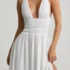 Robe longue à dos croisé et décolleté plongeant Pryana, en blanc Robe longue à dos croisé et décolleté plongeant Pryana, en blanc