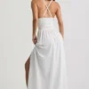 Robe longue à dos croisé et décolleté plongeant Pryana, en blanc Robe longue à dos croisé et décolleté plongeant Pryana, en blanc