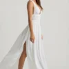 Robe longue à dos croisé et décolleté plongeant Pryana, en blanc Robe longue à dos croisé et décolleté plongeant Pryana, en blanc