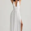 Robe longue à dos croisé et décolleté plongeant Pryana, en blanc Robe longue à dos croisé et décolleté plongeant Pryana, en blanc