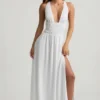 Robe longue à dos croisé et décolleté plongeant Pryana, en blanc Robe longue à dos croisé et décolleté plongeant Pryana, en blanc