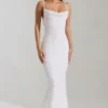 Robe longue dos nu à col bénitier Nivalis, blanche et ornée Robe longue dos nu à col bénitier Nivalis, blanche et ornée