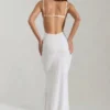 Robe longue dos nu à col bénitier Nivalis, blanche et ornée Robe longue dos nu à col bénitier Nivalis, blanche et ornée