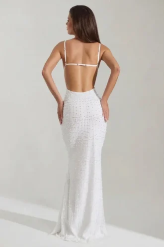 Robe longue dos nu à col bénitier Nivalis, blanche et ornée