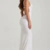 Robe longue dos nu à col bénitier Nivalis, blanche et ornée Robe longue dos nu à col bénitier Nivalis, blanche et ornée