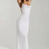 Robe longue dos nu à col bénitier Nivalis, blanche et ornée Robe longue dos nu à col bénitier Nivalis, blanche et ornée