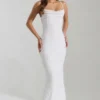 Robe longue dos nu à col bénitier Nivalis, blanche et ornée Robe longue dos nu à col bénitier Nivalis, blanche et ornée