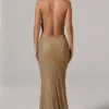 Robe longue dos nu à col bénitier ornée Feyre, couleur or Robe longue dos nu à col bénitier ornée Feyre, couleur or