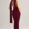 Robe longue dos nu à détails de foulard en maille côtelée Dree, couleur vin Robe longue dos nu à détails de foulard en maille côtelée Dree, couleur vin