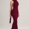 Robe longue dos nu à détails de foulard en maille côtelée Dree, couleur vin Robe longue dos nu à détails de foulard en maille côtelée Dree, couleur vin
