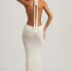 Robe longue à dos nu en bouclé Mirri, couleur blanche Robe longue à dos nu en bouclé Mirri, couleur blanche