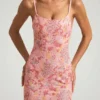 Robe longue dos nu à encolure dégagée et ornements Tavira, rose Robe longue dos nu à encolure dégagée et ornements Tavira, rose