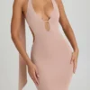 Robe longue à dos nu et découpes avec détails en forme de foulard Anneka, couleur pêche chaud Robe longue à dos nu et découpes avec détails en forme de foulard Anneka, couleur pêche chaud
