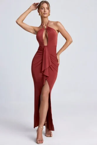 Robe longue à dos nu et découpes « Margot » avec détails métalliques, couleur brun auburn