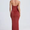 Robe longue à dos nu et découpes « Margot » avec détails métalliques, couleur brun auburn Robe longue à dos nu et découpes « Margot » avec détails métalliques, couleur brun auburn
