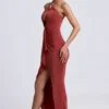 Robe longue à dos nu et découpes « Margot » avec détails métalliques, couleur brun auburn Robe longue à dos nu et découpes « Margot » avec détails métalliques, couleur brun auburn