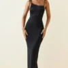 Robe longue dos nu froncée Devika en noir Robe longue dos nu froncée Devika en noir
