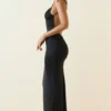 Robe longue dos nu froncée Devika en noir Robe longue dos nu froncée Devika en noir