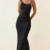 Robe longue dos nu froncée Devika en noir Robe longue dos nu froncée Devika en noir