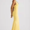 Robe longue dos nu à fronces et dos nu Laverna en jaune pastel Robe longue dos nu à fronces et dos nu Laverna en jaune pastel