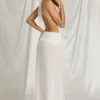 Robe longue à dos nu Kaeli en blanc