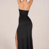 Robe longue drapée à la taille Matilde Bandeau en noir Robe longue drapée à la taille Matilde Bandeau en noir