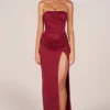Robe longue drapée à la taille Matilde en rouge cerise Robe longue drapée à la taille Matilde en rouge cerise