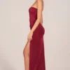 Robe longue drapée à la taille Matilde en rouge cerise Robe longue drapée à la taille Matilde en rouge cerise