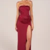 Robe longue drapée à la taille Matilde en rouge cerise Robe longue drapée à la taille Matilde en rouge cerise