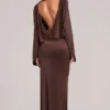 Robe longue drapée à manches longues Lani en marron chocolat Robe longue drapée à manches longues Lani en marron chocolat