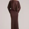 Robe longue drapée à manches longues Lani en marron chocolat Robe longue drapée à manches longues Lani en marron chocolat